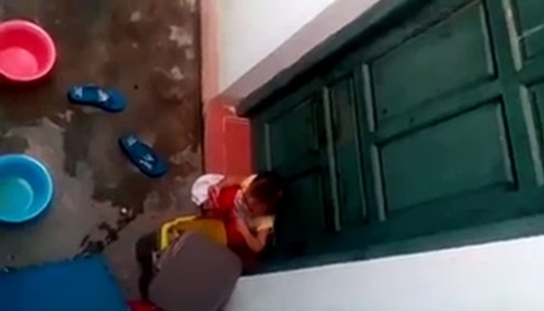 Sốc cảnh bé 2 tuổi bị chốt cửa phải nhặt đồ thùng rác ăn